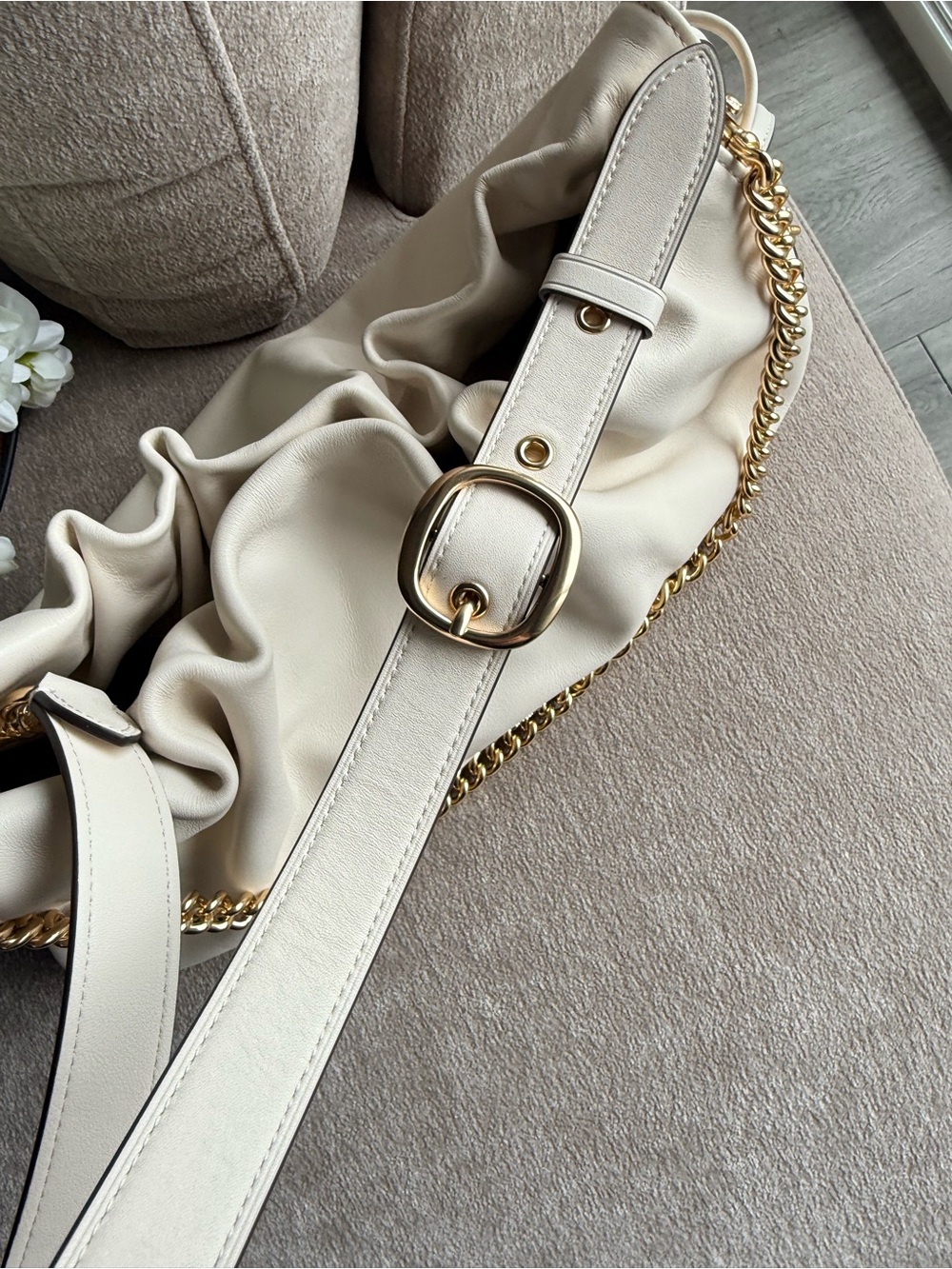Coach Large Faye Bag Soft Leather Shoulder Bag in Chalk with Gold Chain - Picture 4 of 10